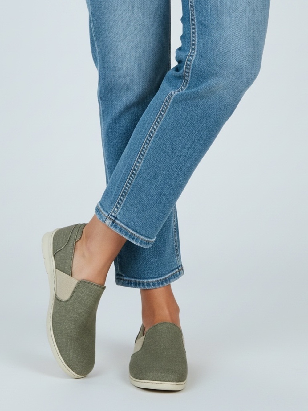 b.ø.c. Born Seaham Women's Size 7.5 M Olive Green Canvas Slip On Loafers
